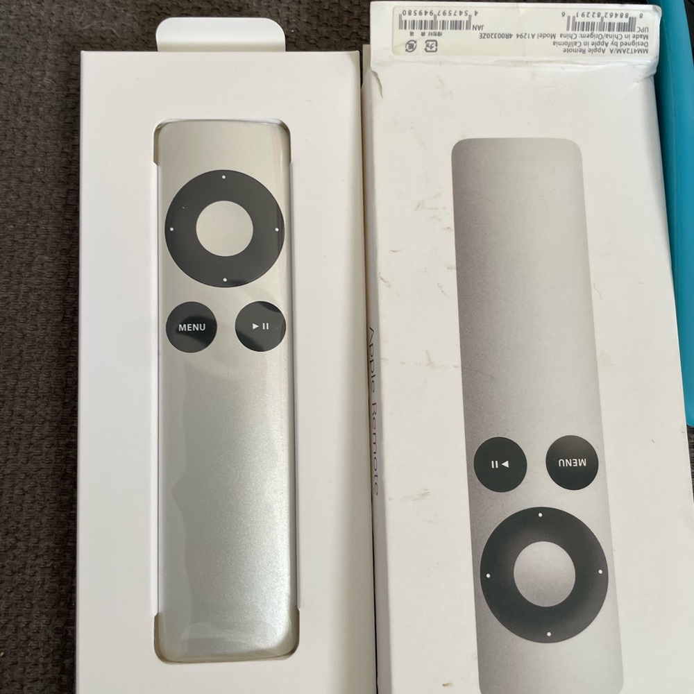 Apple White Remote Control - Picture 2 of 6